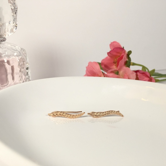 Leaf Minimalist Cuff Earring - Picture 7 of 8